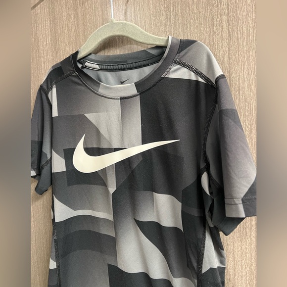 Nike Dri-Fit T-shirt small - Picture 2 of 3